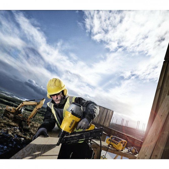 Такер пневматичен DEWALT DPN9033  за пирони, 50-90 мм,регулатор