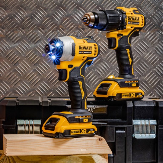 Акумолаторен комплект DEWALT DCK2062D2T Акумолаторен комплект DEWALT DCK2062D2T